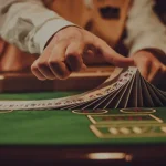 Разоблачен крупье, который жульничал, притворяясь, что перемешивает карты — CodigoPoker
