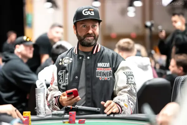 Negreanu подвергся своему первому неудачному розыгрышу на WSOP 2026: его тузы взорвались прямо на пузыре - CodigoPoker