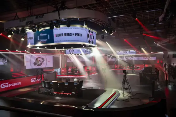 WSOP представила свою новую жемчужину: сцену, которая превращает покер в зрелище первоклассного уровня -