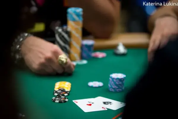 Из-за мисклика он пошел ва-банк с Q-6 против тузов на Событии #99 WSOP и... что произошло? - CodigoPoker