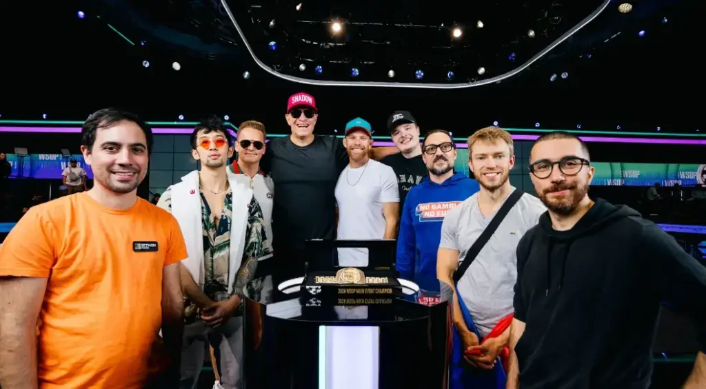 La mesa final de la WSOP llega con polémica: los parches de los sponsors desatan el debate