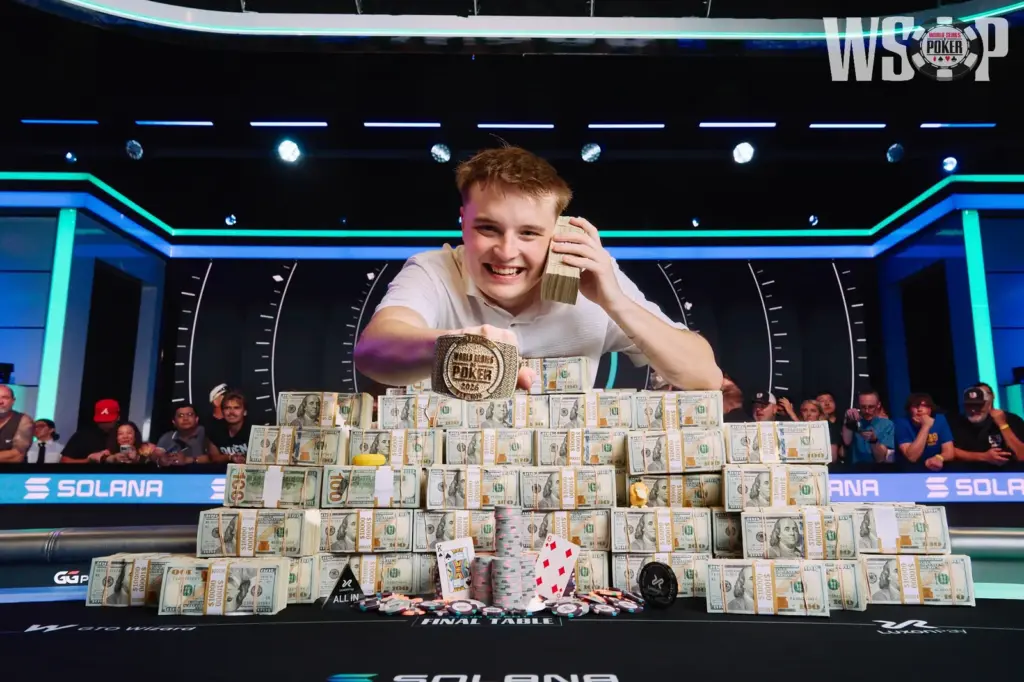 Lucas Jumalon ya mueve su primera ficha como campeón: firmó su primer contrato como embajador de poker