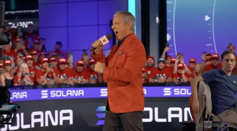 ¡IT’S TIIIIIME! Bruce Buffer desató la euforia en el inicio de la mesa final del Main Event de la WSOP
