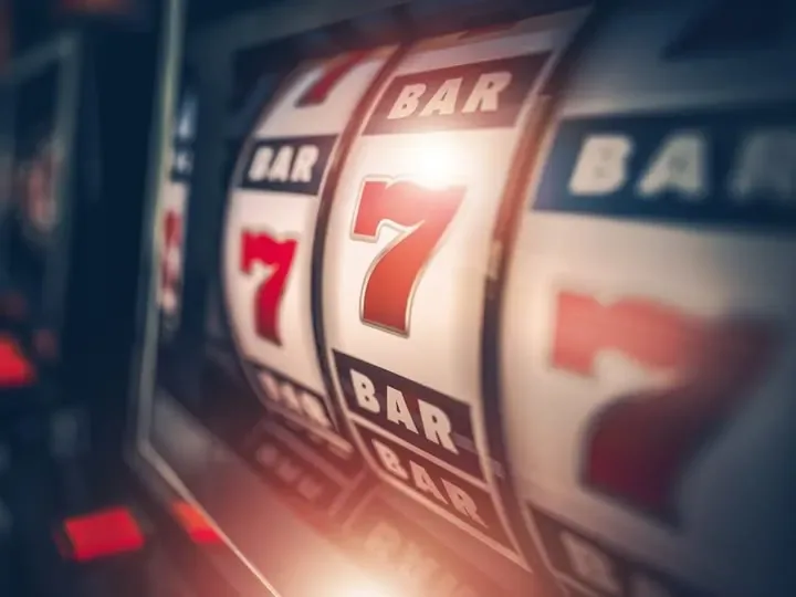 Un tradicional casino de Argentina saca las mesas de paño y se queda solo con las tragamonedas