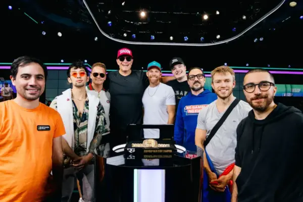 Финальный стол WSOP вызывает споры: нашивки спонсоров разжигают дебаты - CodigoPoker