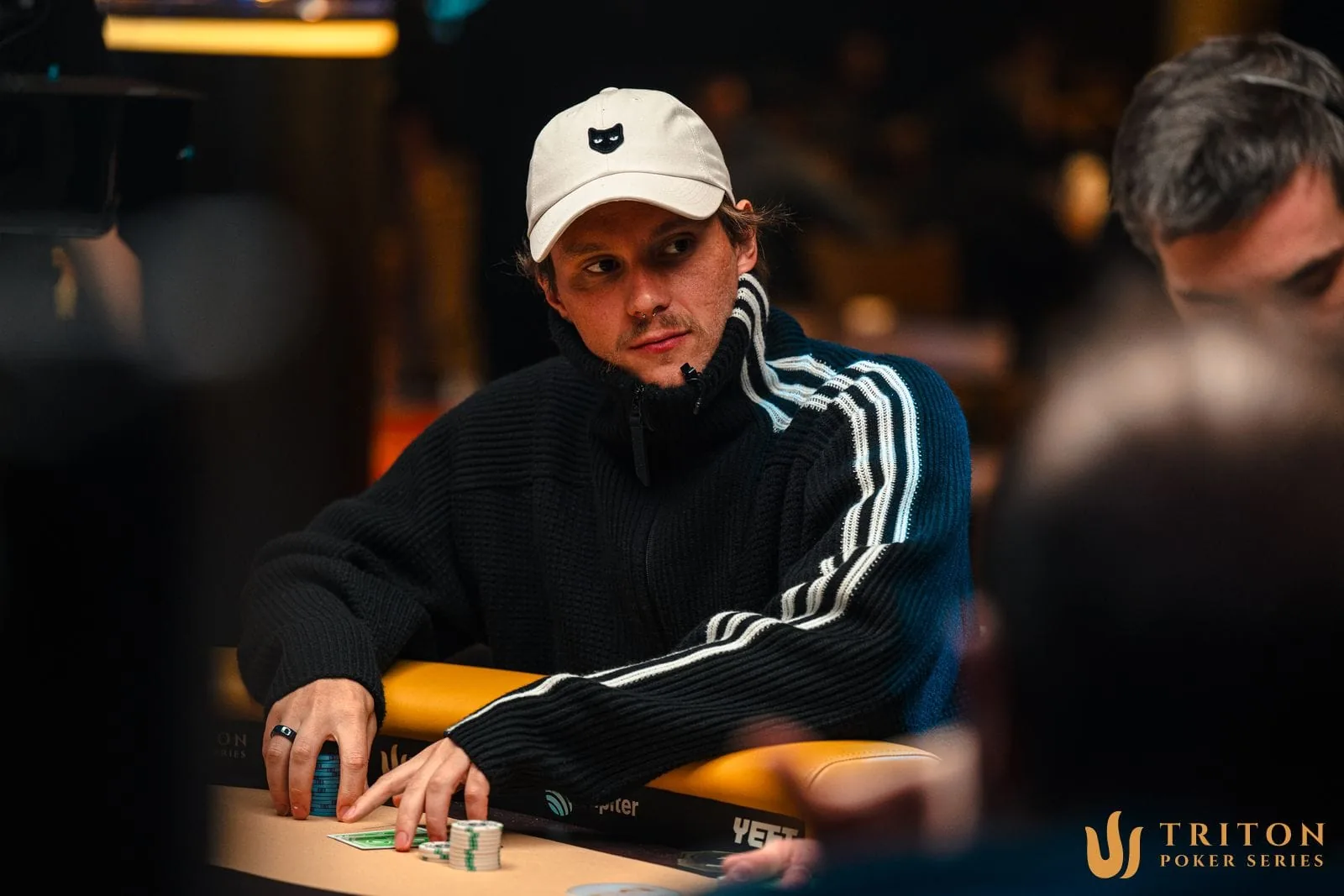 Velasevic лидирует в Main Event Triton, а Пекажевич поддерживает живым латинский флаг - CodigoPoker